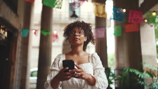 Jonge Vrouw Glazen Wandelingen Shots Smartphone Centrum Sightseeing Positieve Vrouw — Stockvideo