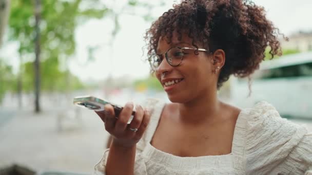 Retrato Cerca Una Joven Con Gafas Sienta Banco Sonriendo Envía — Vídeos de Stock