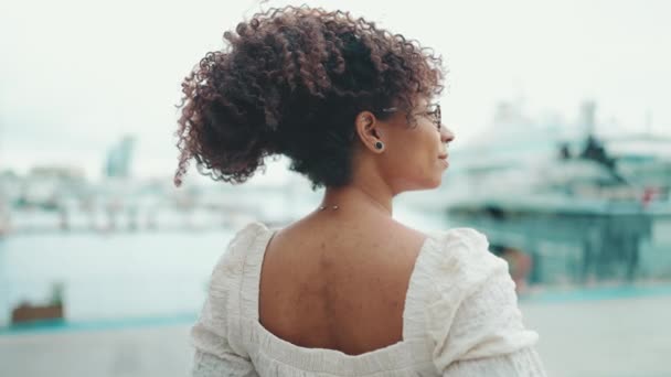 Close Van Een Jonge Vrouw Met Een Bril Staat Zeehaven — Stockvideo