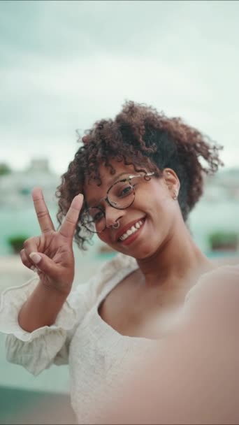 Video Vertical Acercamiento Una Joven Gafas Para Puerto Dispara Selfie — Vídeo de stock