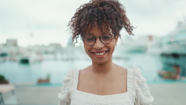 Close Portret Van Een Jonge Vrouw Bril Staat Zeehaven Poseert — Stockvideo