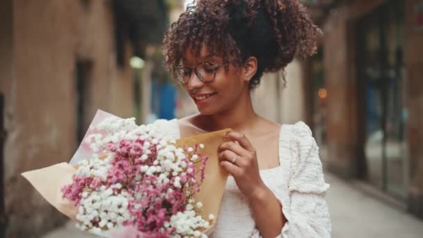 Bardaklı Genç Bir Kadın Şehir Merkezinde Bir Buket Çiçek Tutuyor — Stok video