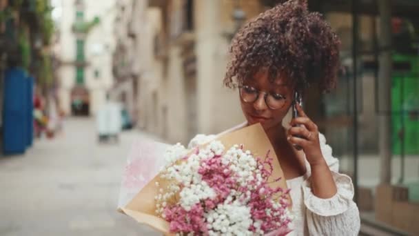 Ung Kvinna Glasögon Promenader Med Bukett Blommor Längs Gatan Gamla — Stockvideo