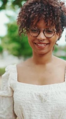 - Parkta yürüyen genç bir kadın var, o kadar. Kız çocuğu şehir parkına gider ve etrafa bakar..