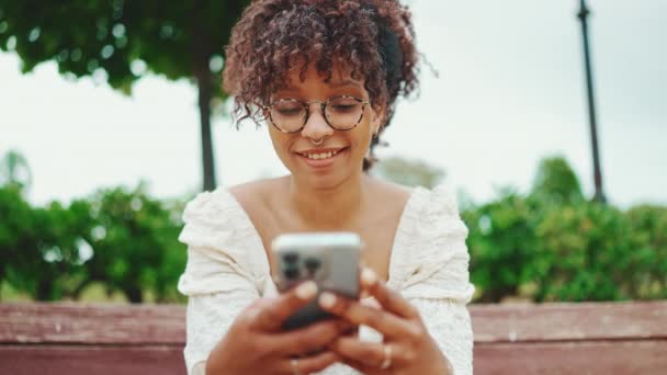 Retrato Close Uma Jovem Mulher Senta Parque Banco Com Smartphone — Vídeo de Stock