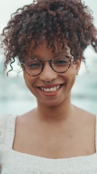 Vídeo Vertical Retrato Close Uma Jovem Mulher Óculos Fica Porto — Vídeo de Stock