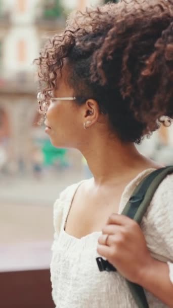 Vídeo Vertical Retrato Close Jovem Mulher Óculos Com Uma Mochila — Vídeo de Stock