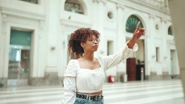 Jovem Mulher Óculos Cuidadosamente Estudando Informações Sobre Estande Menina Olhou — Vídeo de Stock