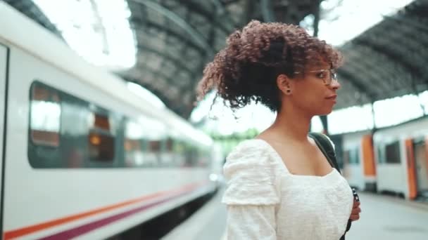 Νεαρή Γυναίκα Γυαλιά Και Τσάντα Κατεβαίνει Τρένο Και Περνάει Σταθμό — Αρχείο Βίντεο
