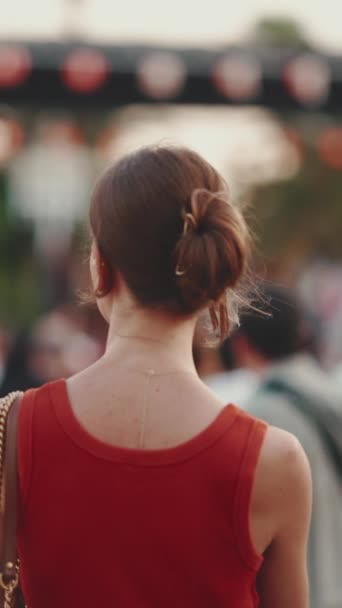 Yakın Çekim Kız Meydanda Duruyor Şehir Merkezinde Etrafa Bakınıyor Genç — Stok video