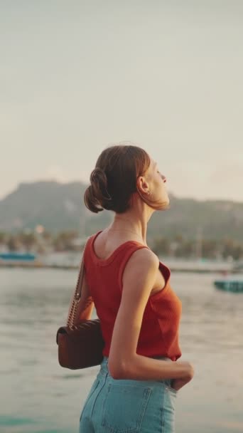 Vídeo Vertical Close Menina Fica Praia Olha Para Baía Jovem — Vídeo de Stock