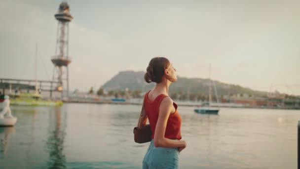 Κοντινό Πλάνο Κορίτσι Στέκεται Στην Παραλία Και Κοιτάζει Τον Κόλπο — Αρχείο Βίντεο