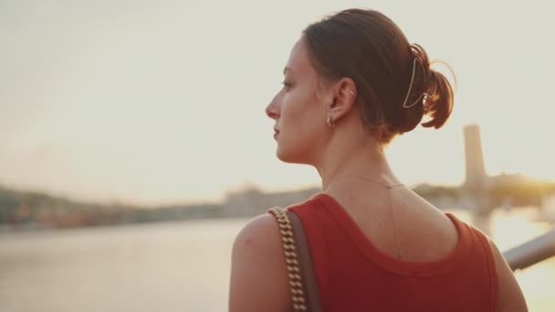 Close Meisje Staat Aan Kust Kijkt Naar Baai Jonge Vrouw — Stockvideo