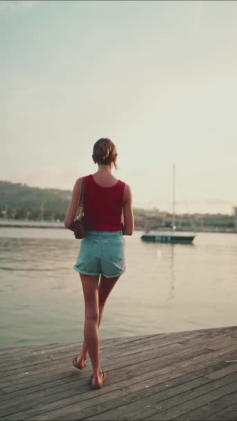 Meisje Staat Dijk Kijkt Naar Baai Jonge Vrouw Kijkt Morgens — Stockvideo