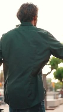 Yakın çekim, mutlu ırklar arası çift ara sokakta el ele tutuşup dans ediyor. Şehir caddesinde neşeli dans eden genç adam ve kadının yakın çekimi