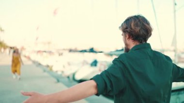 Irklar arası genç çiftin tanışması kutlu olsun. Genç adam ve kadın, yat arka planındaki sette buluştuklarında sevinçle kucaklaşırlar..