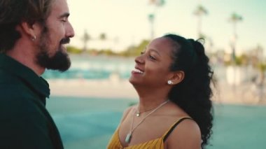 Yakından bakınca, kadın ve erkek sette mutlulukla iletişim kuruyor. Irklar arası mutlu bir çiftin yakın çekimi. Kamera insanların etrafında dönüyor.