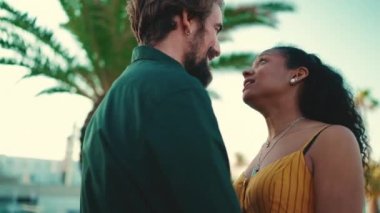 Yakından bakınca, kadın ve erkek sette mutlulukla iletişim kuruyor. Irklar arası mutlu bir çiftin yakın çekimi. Kamera insanların etrafında dönüyor.