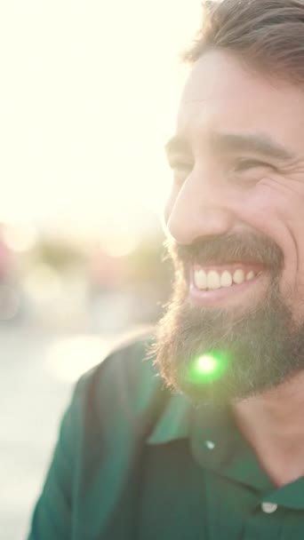 Vídeo Vertical Retrato Close Homem Sorridente Com Barba Fundo Urbano — Vídeo de Stock