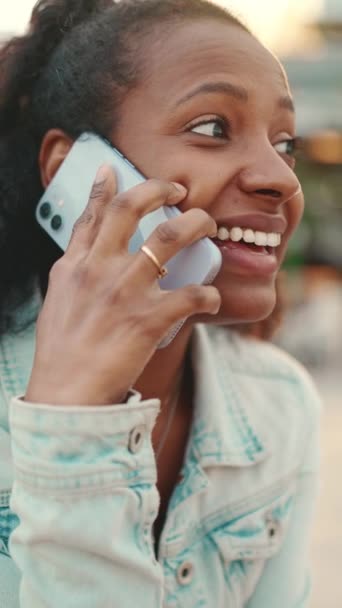 배경에서 핸드폰을 사용하여 곱슬곱슬 머리를 이접혀 스마트폰으로 얘기하는 여자의 — 비디오