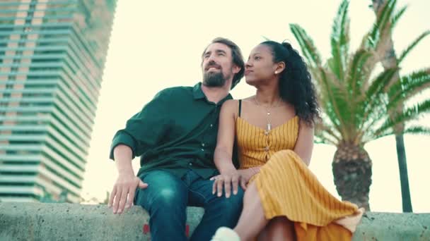 Primer Plano Feliz Pareja Interracial Sentada Puerto Primer Plano Mujer — Vídeo de stock