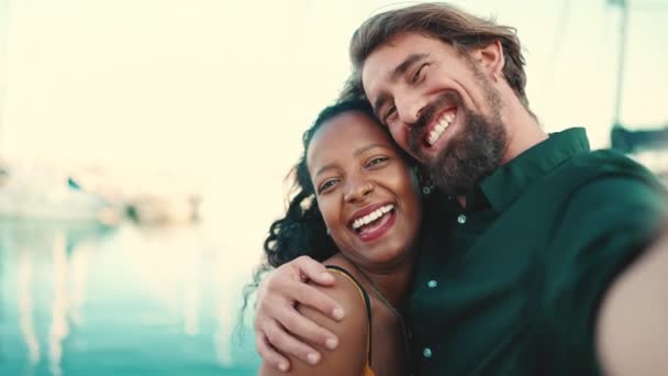 Retrato Cerca Una Feliz Pareja Interracial Sentada Puerto Primer Plano — Vídeo de stock