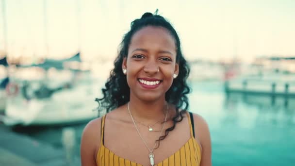 Detailní Portrét Usměvavé Dívky Dlouhými Kudrnatými Vlasy Nábřeží Jachtě Pozadí — Stock video