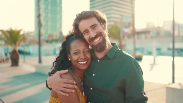 Gros Plan Portrait Couple Interracial Heureux Dans Port Rétroéclairage Gros — Video