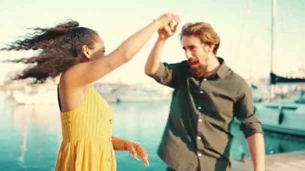 Zbliżenie Młodego Szczęśliwego Mężczyzny Kobiety Radosne Tańce Nabrzeżu Tle Jachtu — Wideo stockowe