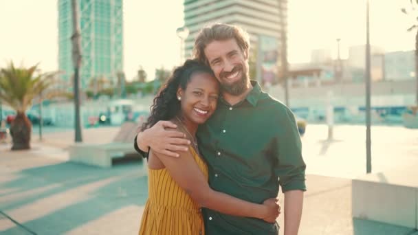 Gros Plan Portrait Couple Interracial Heureux Dans Port Rétroéclairage Gros — Video