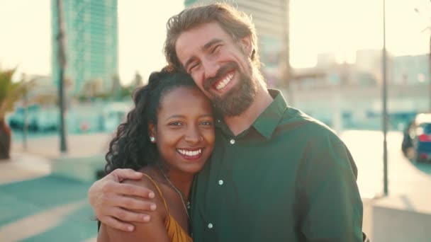 Close Retrato Feliz Casal Interracial Porto Backlighting Closeup Jovem Mulher — Vídeo de Stock