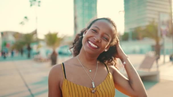 Detailní Portrét Usměvavé Ženy Dlouhými Kudrnatými Vlasy Městském Pozadí Přední — Stock video