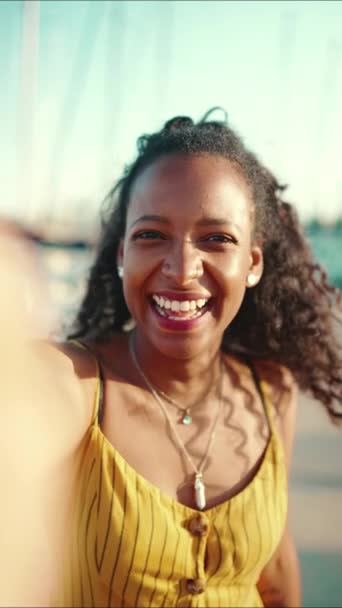 Video Vertical Retrato Cerca Una Chica Sonriente Con Pelo Largo — Vídeos de Stock
