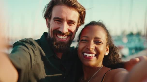 用智能手机近距离拍摄快乐男人和微笑女人的肖像 利用手机通过视频通话进行交流的亲密 快乐的年轻跨种族夫妇 — 图库视频影像