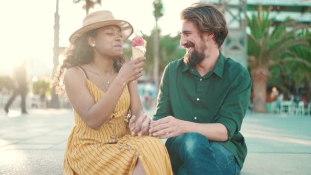 都市背景下快乐的跨种族夫妇吃冰淇淋的特写 一个男人和女人吃冰淇淋的特写镜头 — 图库视频影像
