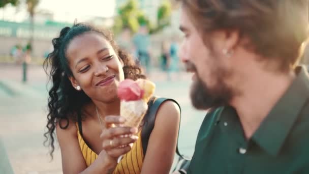 Retrato Close Casal Sorrindo Interracial Comendo Sorvete Fundo Cidade Urbana — Vídeo de Stock