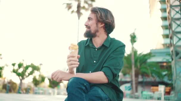 都市背景下 一对笑容可亲的跨种族夫妇吃冰淇淋的特写 一个尝冰淇淋的男人和女人的特写镜头 — 图库视频影像