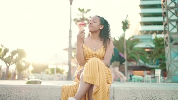 Close Mulher Sorridente Com Cabelos Longos Encaracolados Fundo Urbano Cidade — Vídeo de Stock