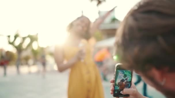 Közelkép Egy Férfiról Aki Egy Nőt Fényképez Egy Mobiltelefonon Szekrény — Stock videók