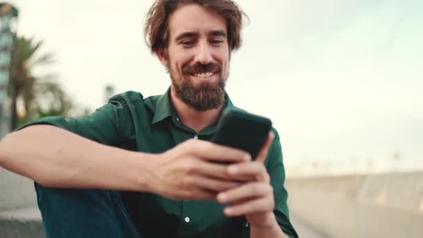 Portret Uśmiechniętego Mężczyzny Brodą Tle Nasypu Frontalne Zbliżenie Szczęśliwego Młodego — Wideo stockowe