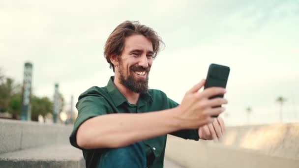 Großaufnahme Eines Lächelnden Mannes Mit Bart Der Auf Dem Uferhintergrund — Stockvideo