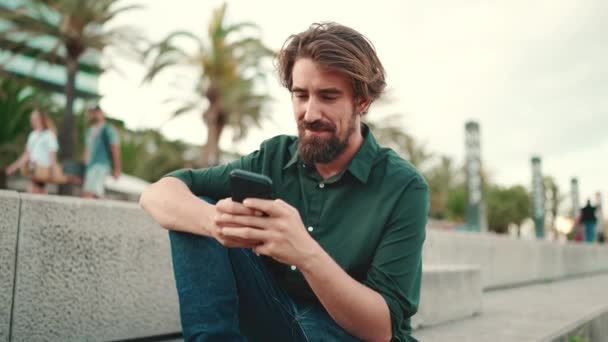 Close Homem Sorridente Com Uma Barba Conversando Fundo Aterro Fecho — Vídeo de Stock