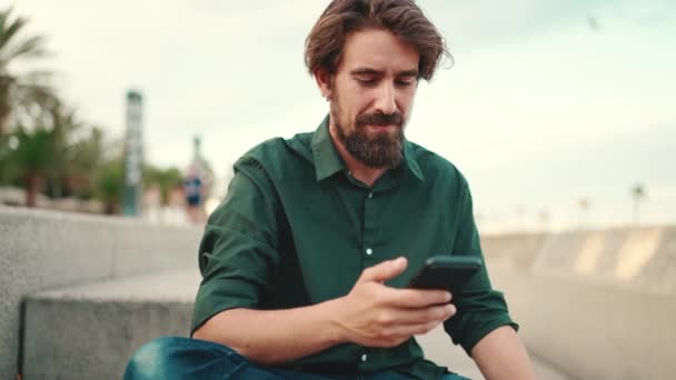 Retrato Perto Homem Sorridente Com Uma Barba Conversando Fundo Aterro — Vídeo de Stock