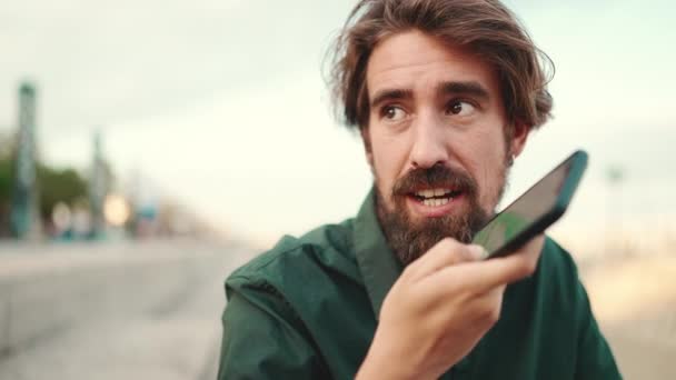 Retrato Cerca Hombre Con Barba Grabando Mensaje Voz Fondo Del — Vídeos de Stock