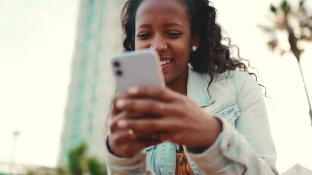 Kentin Arka Planında Cep Telefonu Kullanan Uzun Kıvırcık Saçlı Genç — Stok video