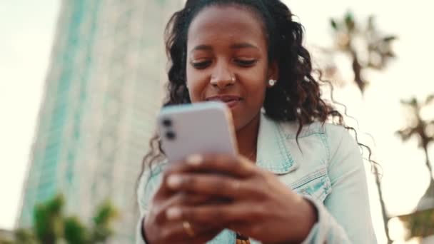 Detailní Záběr Mladé Ženy Dlouhými Kudrnatými Vlasy Pomocí Mobilního Telefonu — Stock video