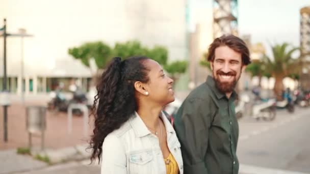 閉じると 幸せな異人種間のカップルは 道路の手を保持し チャットを横断行く 横断歩道を歩いている若い幸せな男と女のクローズアップ — ストック動画