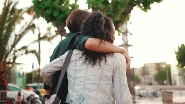 Primer Plano Hombre Mujer Abrazos Caminar Sobre Fondo Urbano Ciudad — Vídeo de stock