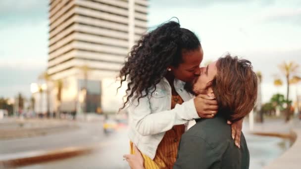 Κοντινό Πλάνο Ενός Ερωτευμένου Διαφυλετικού Ζευγαριού Άντρας Και Γυναίκα Αγκαλιάζονται — Αρχείο Βίντεο