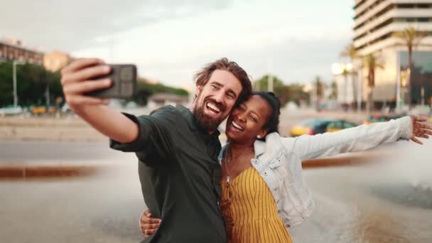 Primer Plano Sonriente Pareja Interracial Tomando Una Selfie Fondo Fuente — Vídeo de stock